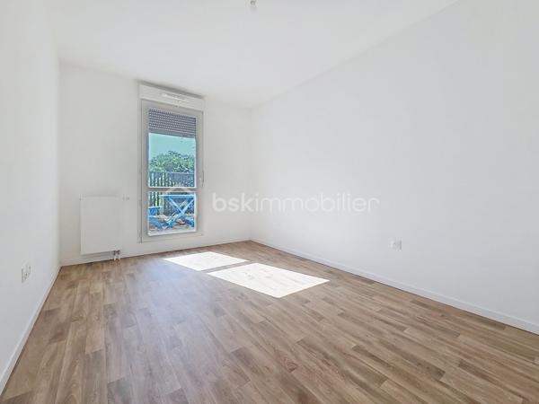 Venez découvrir ce bel appartement, situé à Gagny.
Proche de toutes commodités: écoles, commerces, parc, axes autoroutier, "Gare de Chelles" à 10 minutes en bus.
Dans une résidence très bien entretenue de 2021, calme et sécurisé, situé au 5ème et dernier étage avec ascenseur.
Il se compose d'une entrée avec rangements, d'un salon LUMINEUX ouvert sur une cuisine entièrement équipée, une grande chambre avec rangements, une salle d'eau avec WC.
Un grand balcon exposition Ouest pour profiter des beaux jours.
-Un emplacement de parking privé en sous-sol.
*Les charges comprennent l'eau et le chauffage inclus (compteurs individuels).

Les atouts:
- Emplacement idéalement situé, coté jardin donc au calme.
- Résidence calme et sécurisée avec caméra de télésurveillances,
- Encore sous garantie décennale,
- Local à vélos / poussettes,
- Faibles charges.
-DPE C

***Accordez-vous une simple visite et laissez-vous charmer !