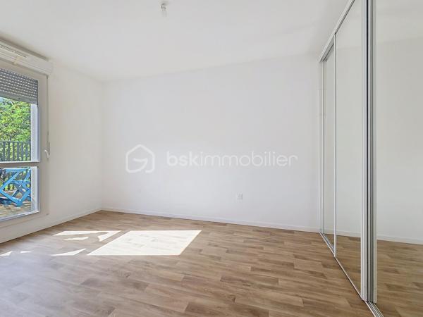 Venez découvrir ce bel appartement, situé à Gagny.
Proche de toutes commodités: écoles, commerces, parc, axes autoroutier, "Gare de Chelles" à 10 minutes en bus.
Dans une résidence très bien entretenue de 2021, calme et sécurisé, situé au 5ème et dernier étage avec ascenseur.
Il se compose d'une entrée avec rangements, d'un salon LUMINEUX ouvert sur une cuisine entièrement équipée, une grande chambre avec rangements, une salle d'eau avec WC.
Un grand balcon exposition Ouest pour profiter des beaux jours.
-Un emplacement de parking privé en sous-sol.
*Les charges comprennent l'eau et le chauffage inclus (compteurs individuels).

Les atouts:
- Emplacement idéalement situé, coté jardin donc au calme.
- Résidence calme et sécurisée avec caméra de télésurveillances,
- Encore sous garantie décennale,
- Local à vélos / poussettes,
- Faibles charges.
-DPE C

***Accordez-vous une simple visite et laissez-vous charmer !