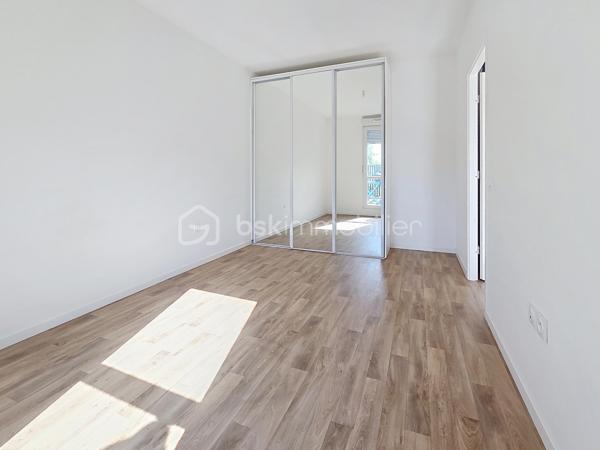 Venez découvrir ce bel appartement, situé à Gagny.
Proche de toutes commodités: écoles, commerces, parc, axes autoroutier, "Gare de Chelles" à 10 minutes en bus.
Dans une résidence très bien entretenue de 2021, calme et sécurisé, situé au 5ème et dernier étage avec ascenseur.
Il se compose d'une entrée avec rangements, d'un salon LUMINEUX ouvert sur une cuisine entièrement équipée, une grande chambre avec rangements, une salle d'eau avec WC.
Un grand balcon exposition Ouest pour profiter des beaux jours.
-Un emplacement de parking privé en sous-sol.
*Les charges comprennent l'eau et le chauffage inclus (compteurs individuels).

Les atouts:
- Emplacement idéalement situé, coté jardin donc au calme.
- Résidence calme et sécurisée avec caméra de télésurveillances,
- Encore sous garantie décennale,
- Local à vélos / poussettes,
- Faibles charges.
-DPE C

***Accordez-vous une simple visite et laissez-vous charmer !