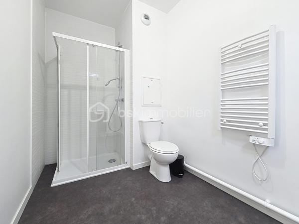 Venez découvrir ce bel appartement, situé à Gagny.
Proche de toutes commodités: écoles, commerces, parc, axes autoroutier, "Gare de Chelles" à 10 minutes en bus.
Dans une résidence très bien entretenue de 2021, calme et sécurisé, situé au 5ème et dernier étage avec ascenseur.
Il se compose d'une entrée avec rangements, d'un salon LUMINEUX ouvert sur une cuisine entièrement équipée, une grande chambre avec rangements, une salle d'eau avec WC.
Un grand balcon exposition Ouest pour profiter des beaux jours.
-Un emplacement de parking privé en sous-sol.
*Les charges comprennent l'eau et le chauffage inclus (compteurs individuels).

Les atouts:
- Emplacement idéalement situé, coté jardin donc au calme.
- Résidence calme et sécurisée avec caméra de télésurveillances,
- Encore sous garantie décennale,
- Local à vélos / poussettes,
- Faibles charges.
-DPE C

***Accordez-vous une simple visite et laissez-vous charmer !