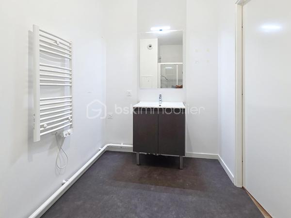 Venez découvrir ce bel appartement, situé à Gagny.
Proche de toutes commodités: écoles, commerces, parc, axes autoroutier, "Gare de Chelles" à 10 minutes en bus.
Dans une résidence très bien entretenue de 2021, calme et sécurisé, situé au 5ème et dernier étage avec ascenseur.
Il se compose d'une entrée avec rangements, d'un salon LUMINEUX ouvert sur une cuisine entièrement équipée, une grande chambre avec rangements, une salle d'eau avec WC.
Un grand balcon exposition Ouest pour profiter des beaux jours.
-Un emplacement de parking privé en sous-sol.
*Les charges comprennent l'eau et le chauffage inclus (compteurs individuels).

Les atouts:
- Emplacement idéalement situé, coté jardin donc au calme.
- Résidence calme et sécurisée avec caméra de télésurveillances,
- Encore sous garantie décennale,
- Local à vélos / poussettes,
- Faibles charges.
-DPE C

***Accordez-vous une simple visite et laissez-vous charmer !