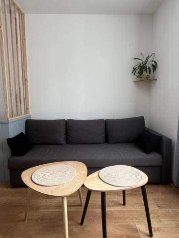 Appartement entièrement rénové et meublé avec cour privative à 300 m de la plage