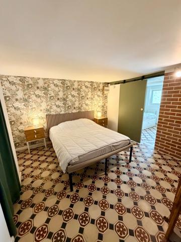 Appartement entièrement rénové et meublé avec cour privative à 300 m de la plage