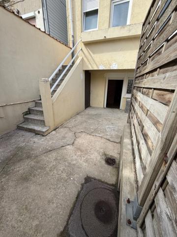 Appartement entièrement rénové et meublé avec cour privative à 300 m de la plage