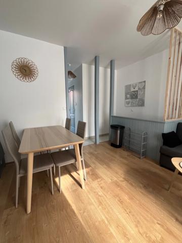 Appartement entièrement rénové et meublé avec cour privative à 300 m de la plage