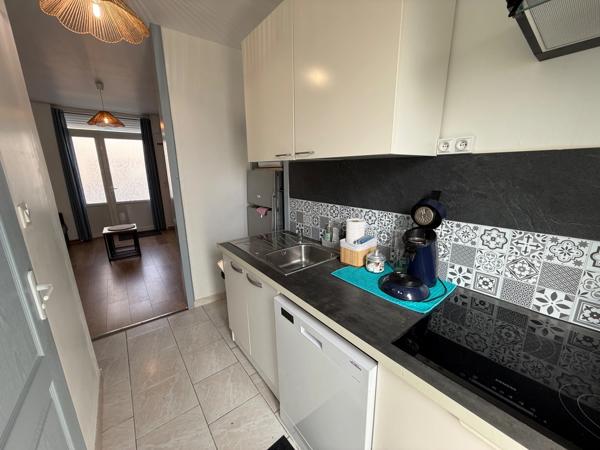Appartement entièrement rénové et meublé avec cour privative à 300 m de la plage