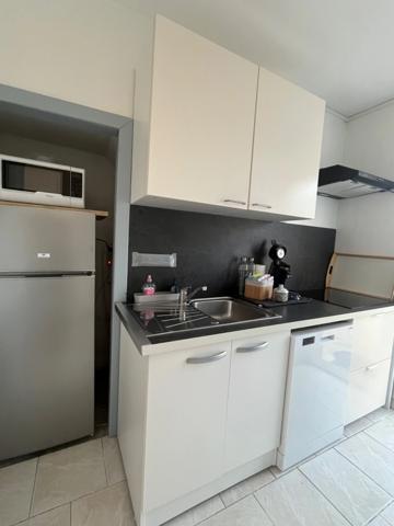 Appartement entièrement rénové et meublé avec cour privative à 300 m de la plage