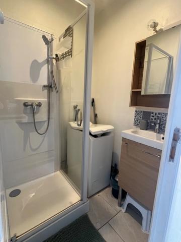 Appartement entièrement rénové et meublé avec cour privative à 300 m de la plage
