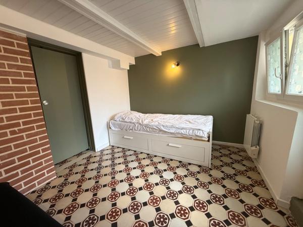 Appartement entièrement rénové et meublé avec cour privative à 300 m de la plage