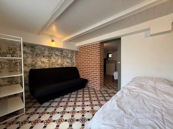 Appartement entièrement rénové et meublé avec cour privative à 300 m de la plage