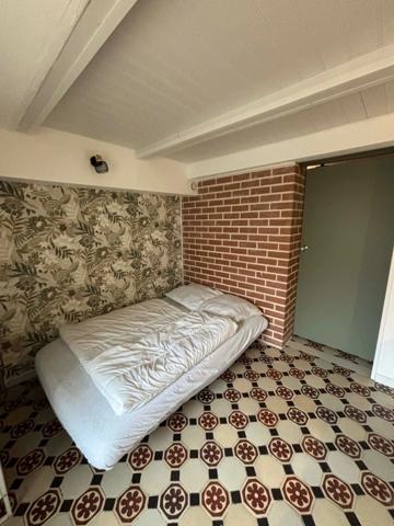 Appartement entièrement rénové et meublé avec cour privative à 300 m de la plage