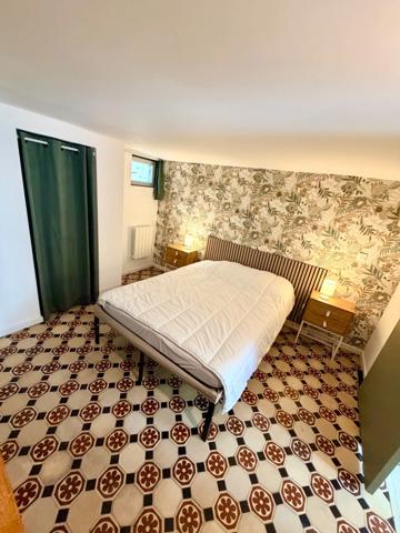 Appartement entièrement rénové et meublé avec cour privative à 300 m de la plage