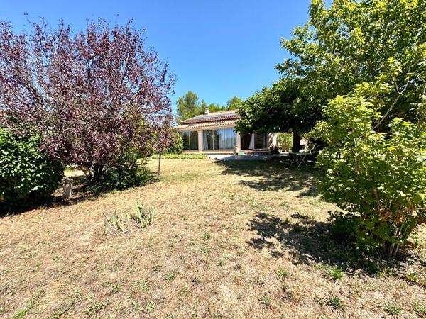 À vendre  Maison de plain-pied 4 pièces avec grand terrain  Proche commodités