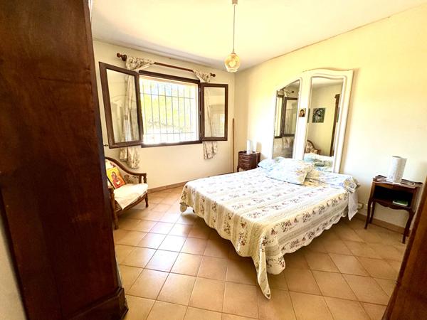 À vendre  Maison de plain-pied 4 pièces avec grand terrain  Proche commodités