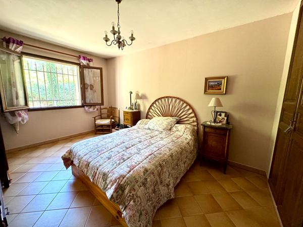 À vendre  Maison de plain-pied 4 pièces avec grand terrain  Proche commodités