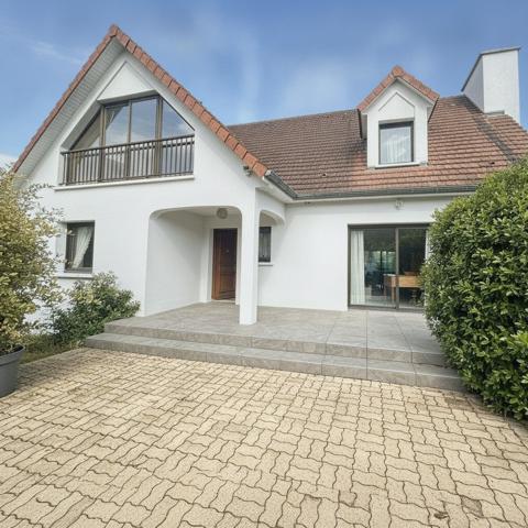 Maison
                                                                                                                                                                                                                                                                                                                        8 pièce(s)                                                                                                                                                                                                          3 chambre(s)                                                                                                                                                                                                          200  m²