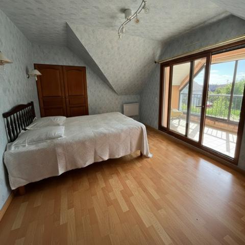 Maison
                                                                                                                                                                                                                                                                                                                        8 pièce(s)                                                                                                                                                                                                          3 chambre(s)                                                                                                                                                                                                          200  m²