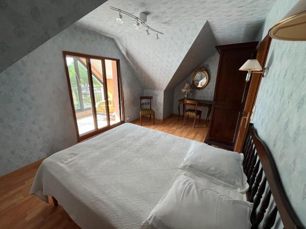 Maison
                                                                                                                                                                                                                                                                                                                        8 pièce(s)                                                                                                                                                                                                          3 chambre(s)                                                                                                                                                                                                          200  m²