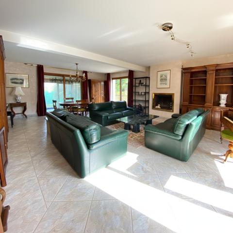 Maison
                                                                                                                                                                                                                                                                                                                        8 pièce(s)                                                                                                                                                                                                          3 chambre(s)                                                                                                                                                                                                          200  m²