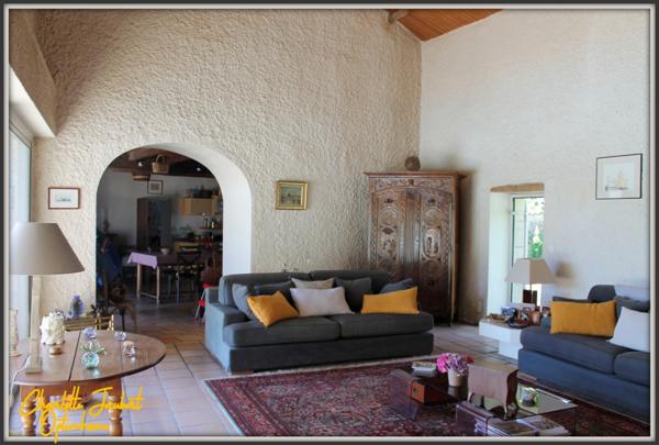 Grande maison en pierre