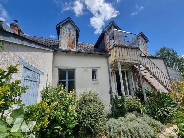 À proximité du centre-ville de Romorantin-Lanthenay, découvrez cette charmante maison de caract...