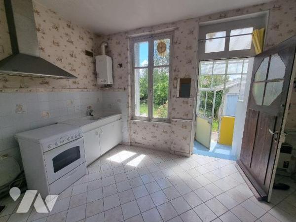 À proximité du centre-ville de Romorantin-Lanthenay, découvrez cette charmante maison de caract...