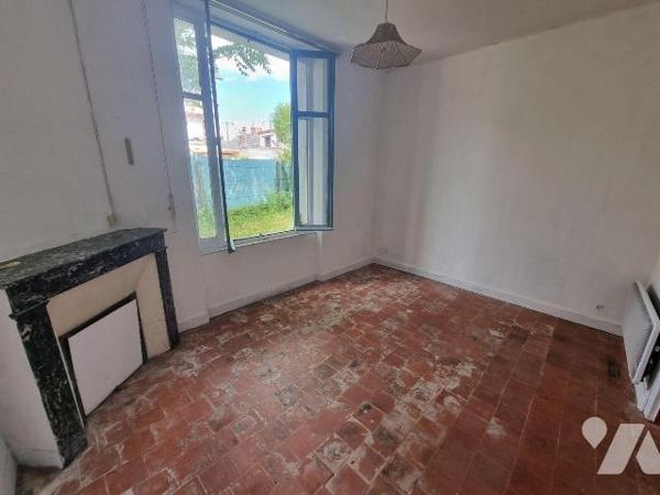 À proximité du centre-ville de Romorantin-Lanthenay, découvrez cette charmante maison de caract...