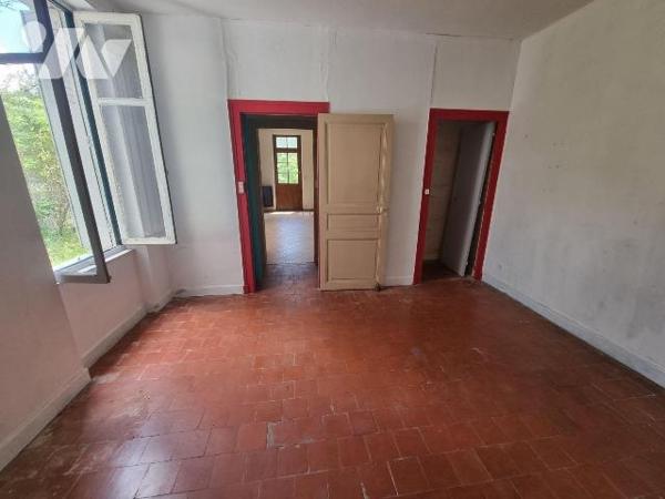 À proximité du centre-ville de Romorantin-Lanthenay, découvrez cette charmante maison de caract...
