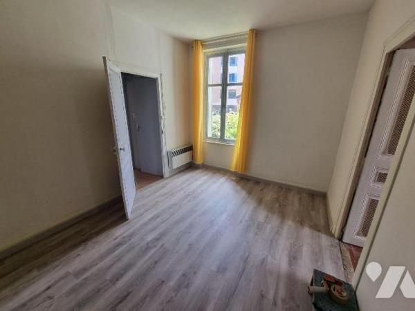 À proximité du centre-ville de Romorantin-Lanthenay, découvrez cette charmante maison de caract...