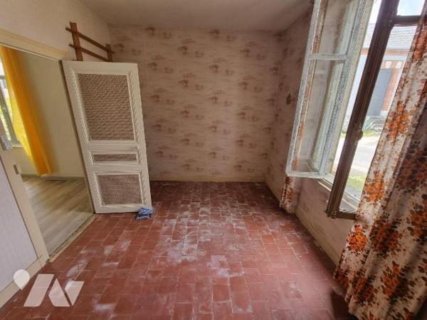 À proximité du centre-ville de Romorantin-Lanthenay, découvrez cette charmante maison de caract...