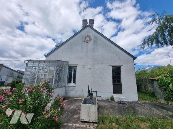 À proximité du centre-ville de Romorantin-Lanthenay, découvrez cette charmante maison de caract...