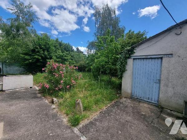À proximité du centre-ville de Romorantin-Lanthenay, découvrez cette charmante maison de caract...