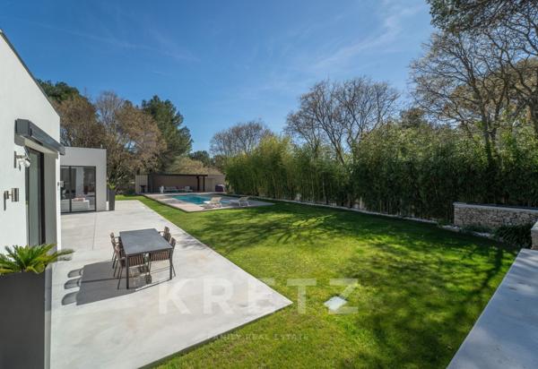 Villa d’architecte de plain-pied 360 m² avec piscine, maison d’amis et terrain paysager – Nîmes Nord