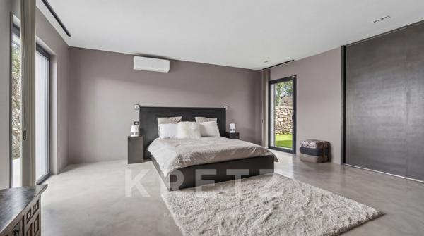 Villa d’architecte de plain-pied 360 m² avec piscine, maison d’amis et terrain paysager – Nîmes Nord