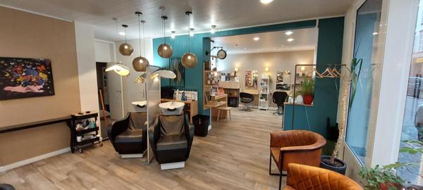 Beau Salon de coiffure mixte tout équipé
