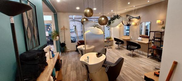 Beau Salon de coiffure mixte tout équipé