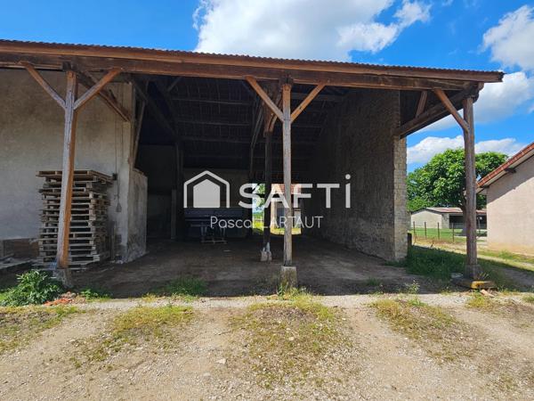 Grands bâtiments + hangars sur 2,4 ha de terrain