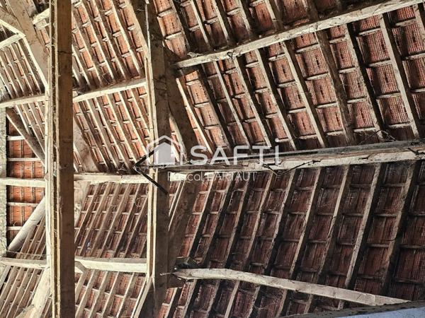 Grands bâtiments + hangars sur 2,4 ha de terrain