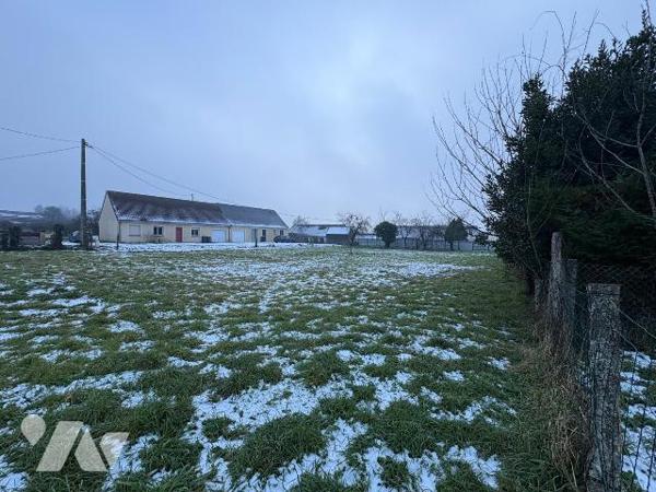 Terrain constructible de 1 421 m² situé dans un environnement calme, proche des commerces, écol...