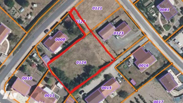 Terrain constructible de 1 421 m² situé dans un environnement calme, proche des commerces, écol...