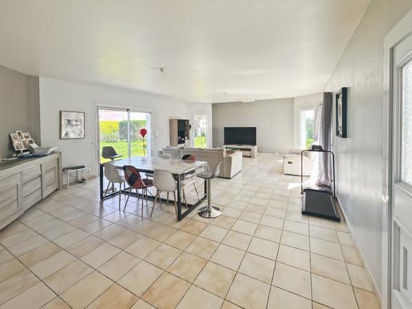 Maison familiale de 145 m² avec double garage ! Environnement calme et accès centre-bourg par piste cyclable