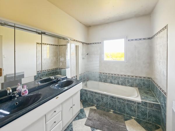 Maison familiale de 145 m² avec double garage ! Environnement calme et accès centre-bourg par piste cyclable