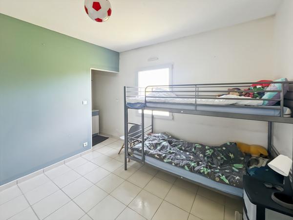 Maison familiale de 145 m² avec double garage ! Environnement calme et accès centre-bourg par piste cyclable