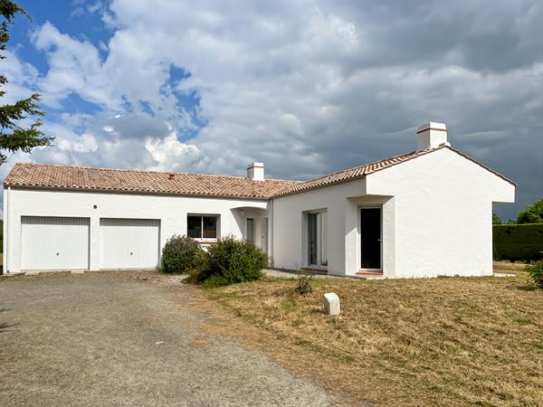 Maison familiale de 145 m² avec double garage ! Environnement calme et accès centre-bourg par piste cyclable