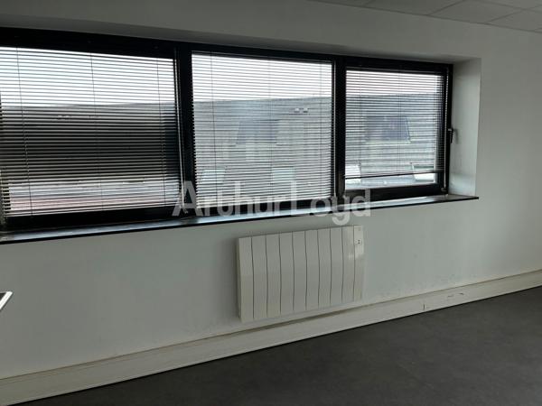 Bureaux haut de gamme à louer – Accès optimal, parking privé, environnement moderne