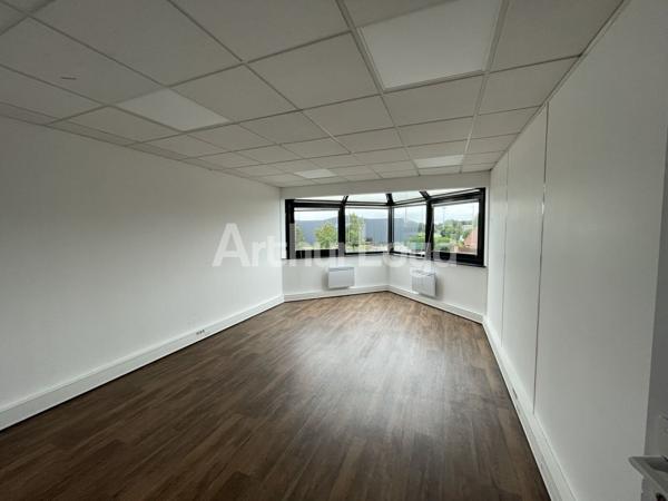 Bureaux haut de gamme à louer – Accès optimal, parking privé, environnement moderne