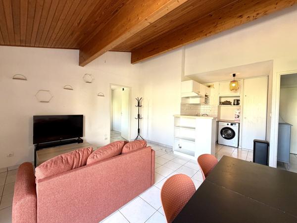 APPARTEMENT T3 MEUBLÉ AVEC TERRASSE ET DEUX PLACES DE PARKING