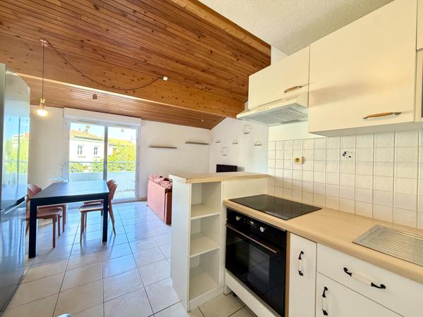 APPARTEMENT T3 MEUBLÉ AVEC TERRASSE ET DEUX PLACES DE PARKING