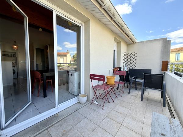 APPARTEMENT T3 MEUBLÉ AVEC TERRASSE ET DEUX PLACES DE PARKING