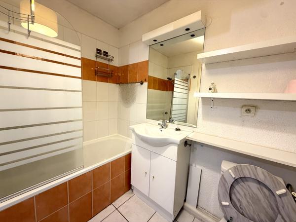 APPARTEMENT T3 MEUBLÉ AVEC TERRASSE ET DEUX PLACES DE PARKING